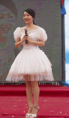 杨钰莹全身上下只穿一件西装就出门?网友:你不是清纯玉女吗?