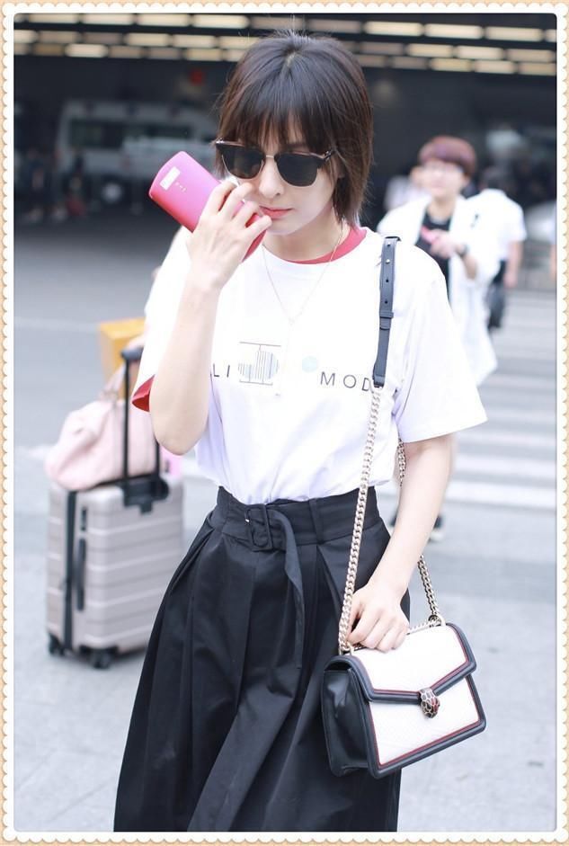 谢娜终于瘦回来了!穿黑色半身裙大秀小蛮腰,撞上吴昕一点没输!