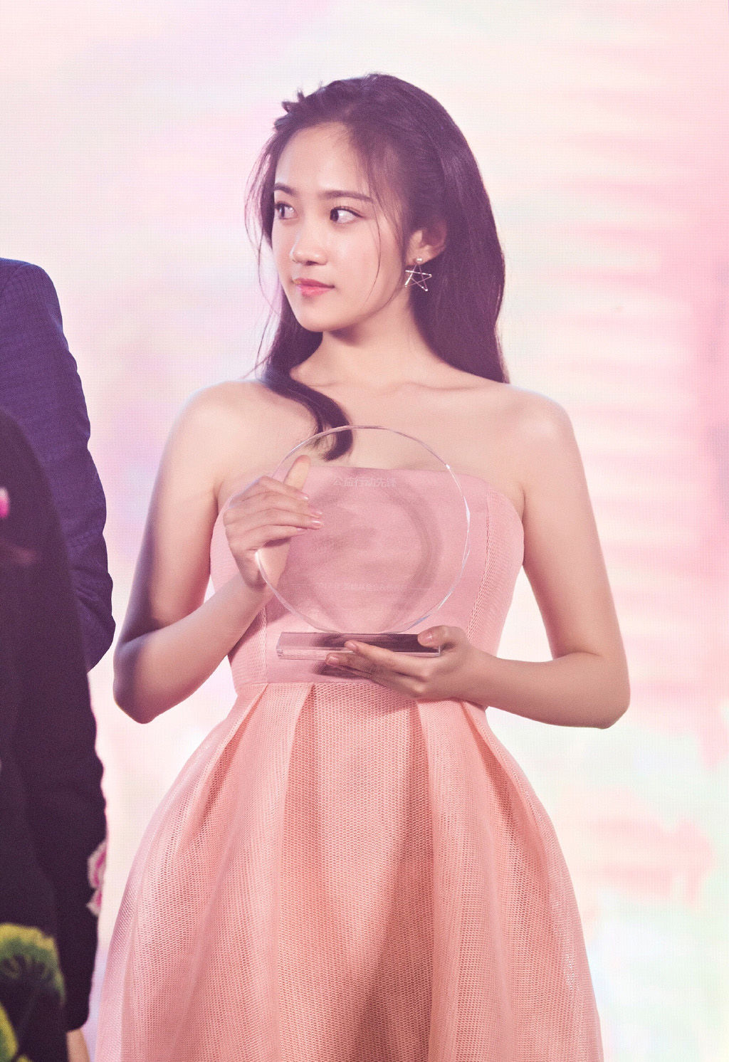 汤梦佳粉嫩抹胸礼服性感迷人图集，时尚靓丽，气质迷人!