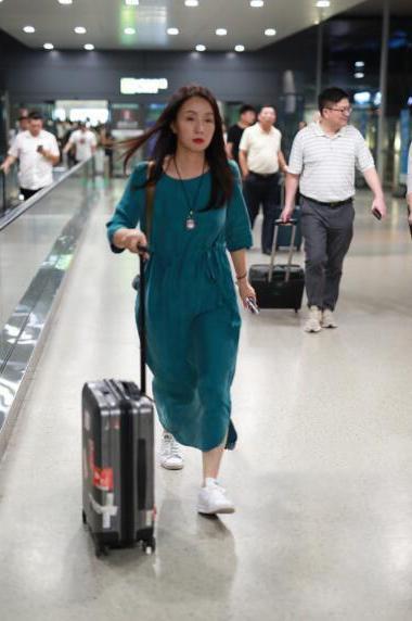 46岁陶虹绿色连衣长裙贵妇气质, 竟搭了双运动鞋, 网友: 真敢穿