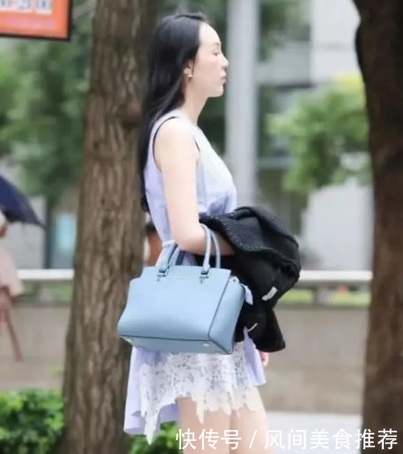  「气质」街拍气质清新的美女，一件黑色上衣配牛仔阔腿裤，气质唯美身姿