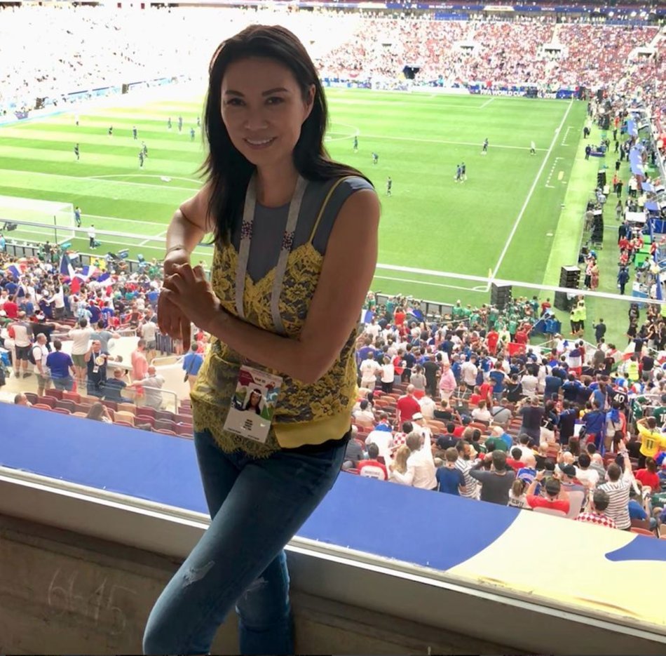 邓文迪深V连衣裙大秀好身材 晒海边落日美照尽显优雅大方