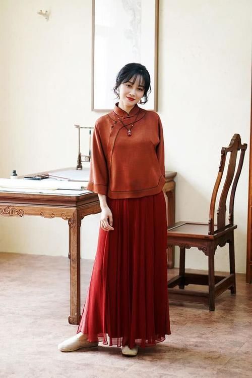  气质■年过40的女人，开春建议“中国风上衣＋半裙”，美得惊艳时光！