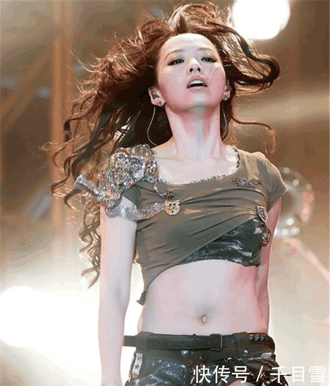 张靓颖出席活动太大胆,裙子开叉都要开到腰,下半身有亮点!