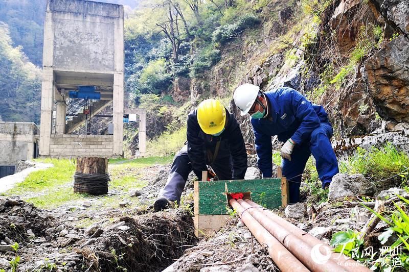  『坚守岗位』四川：25000多名电力工人五一假期坚守岗位保供电