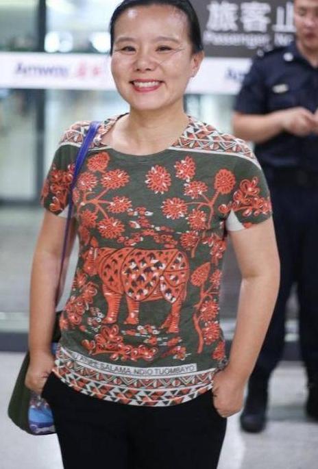 43岁龚琳娜太接地气了，素颜被吐槽像路人，网友：完全认不出来