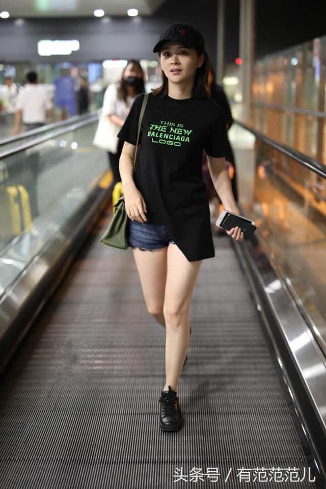 邓莎的短裤又短又紧也要硬塞,安全裤都挤出来了,网友:不尴尬吗