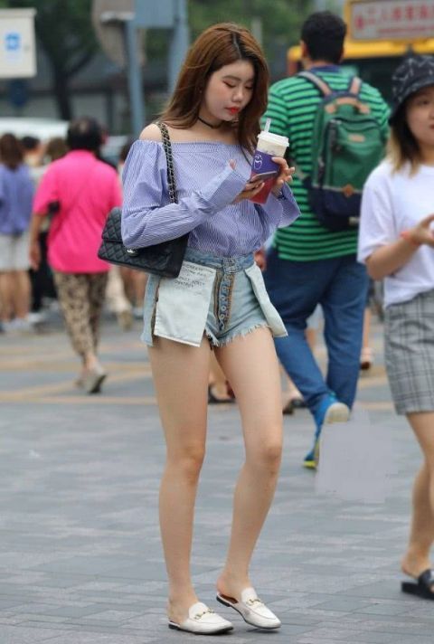  『美女』街拍美女：小姐姐解锁牛仔热裤新穿法，出街回头率百分百！