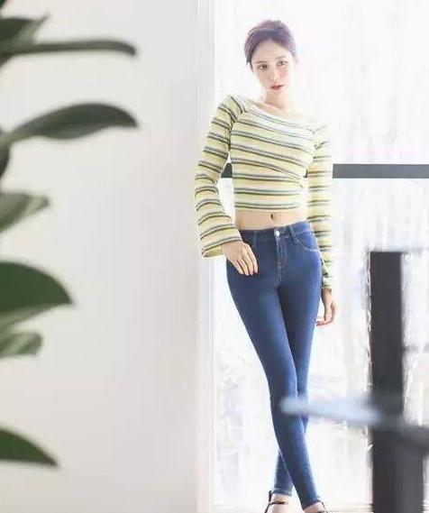 时尚装扮的牛仔裤美女，突显好身材，为女人添彩不少！