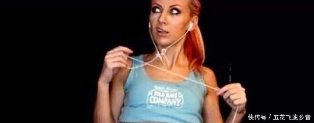 美女给自己的腰打了个结还若无其事，走近发现真相后，原来是这样