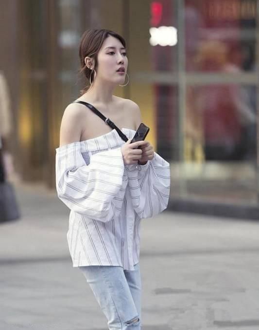 街拍：小情侣真正的给我们演绎了什么叫所谓的黑白配。