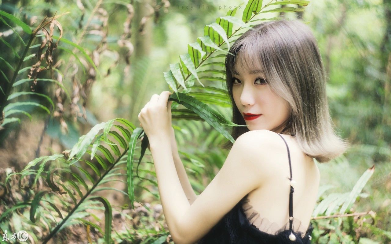 一组森林里的写真照片:田园小清新的感觉，风景美人更美!