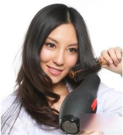 用排骨梳吹波浪卷发教程图解，找准角度很重要!