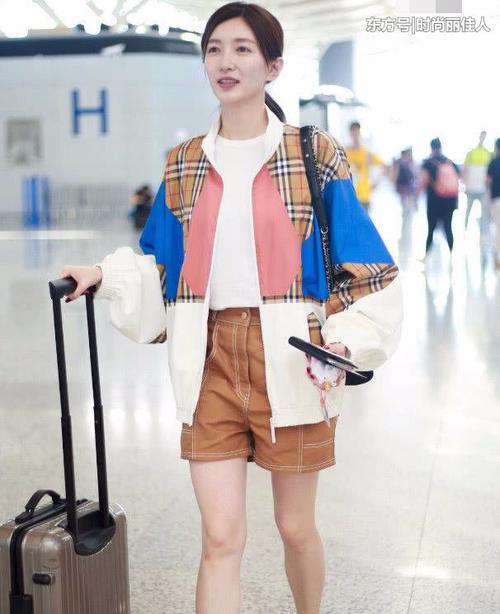 江疏影素颜出现在机场，身上衣服盖不住憔悴，“牙签腿”却很吸睛