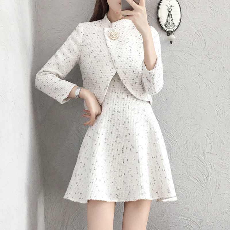 小香风套装才叫时尚，看着都不舍得眨眼睛，显嫩漂亮很吸睛