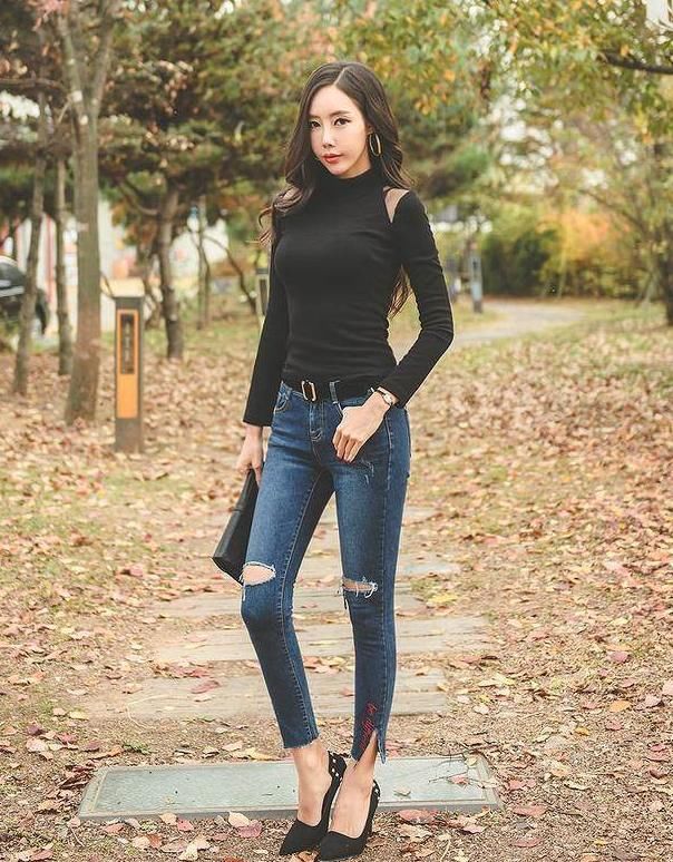 气质纯美的牛仔裤美女，充满青春时尚，衬托曼妙身材