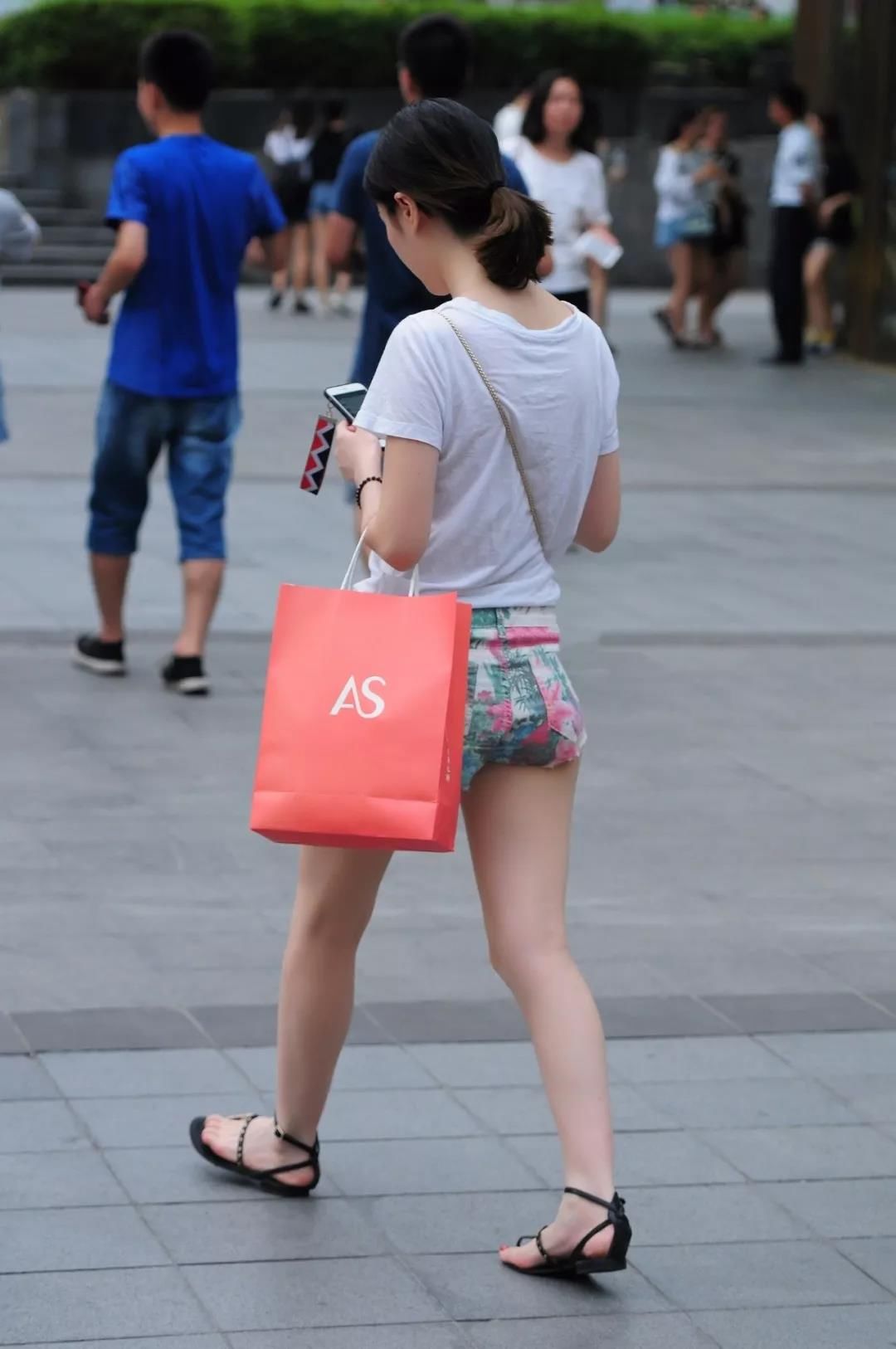 街拍路人，简便随性的时尚穿搭参考，让你气质更加出众