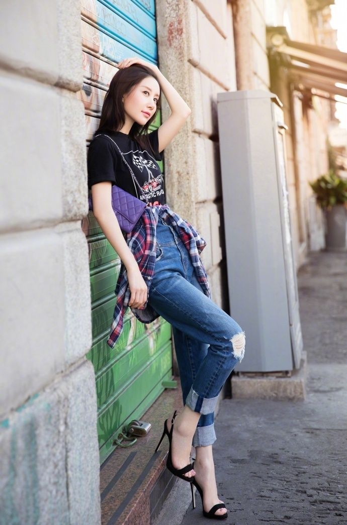 美女舒畅时尚街拍，牛仔裤展现腿部线条 美脚丫真漂亮