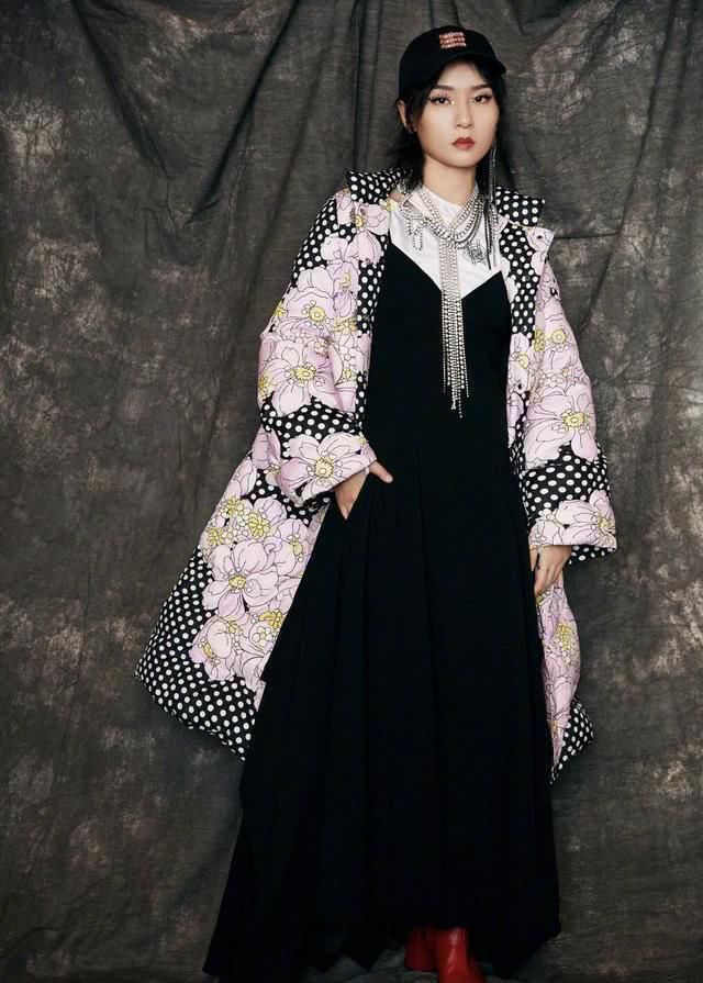 『气质』周笔畅气质开挂，粉色花朵羽绒服搭配黑色吊带连衣裙，时髦大气