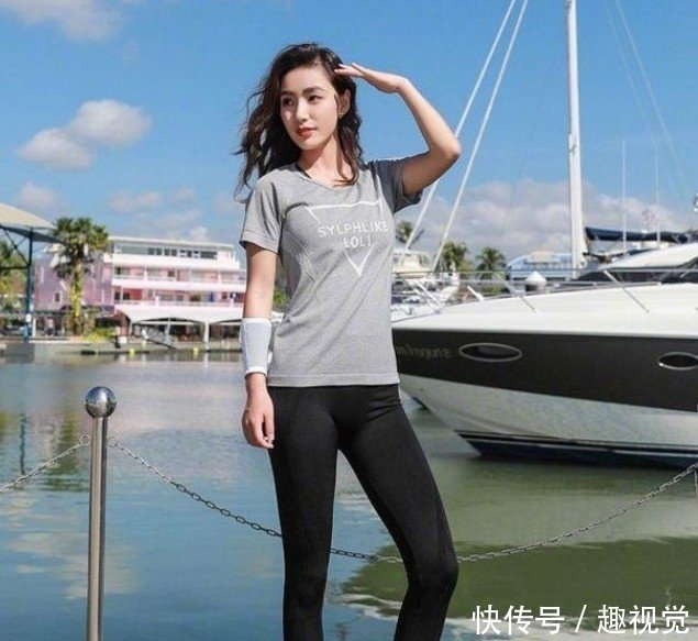  [美女]街拍：百搭匀称的紧身打底裤美女，突显气质更加时尚百搭特别好看