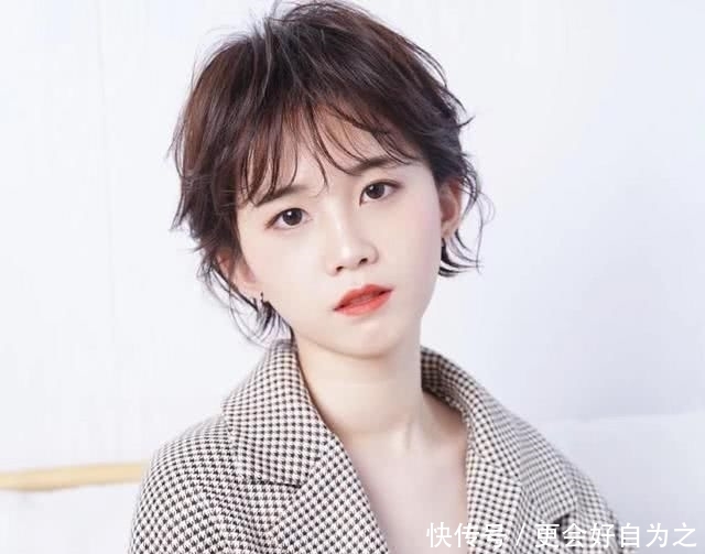 『女生』小个子女生别留“黑长直”,今年最流行的4种短发,既显高又瘦脸