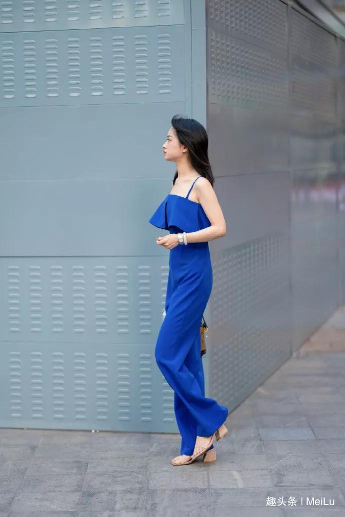  #美女#牛仔裤美女，大秀迷人身姿