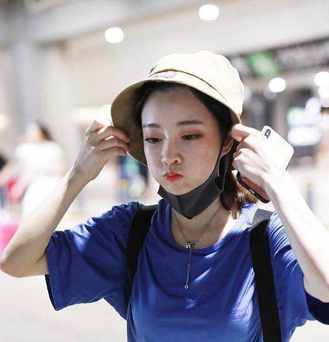 冯提莫真敢穿！下搭大妈裙抢眼，网友：网红和明星的差距真大