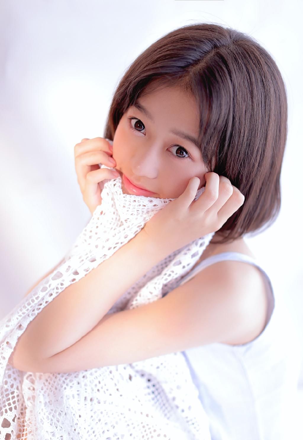 酥胸美女尤物吊带睡衣性感床照图片