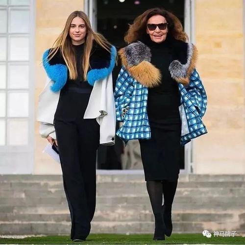 19岁德国公主很任性：晒性感比基尼照，做鬼脸比中指爱马仕背不停