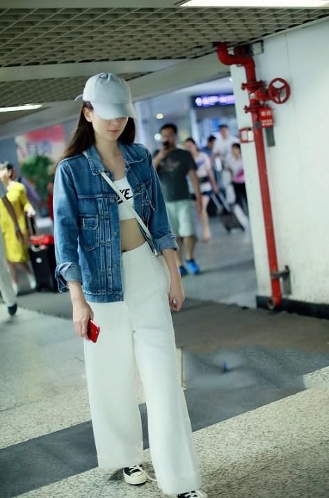 25岁乔欣真敢穿!牛仔外套里穿了一件运动内衣,网友:没有马甲线