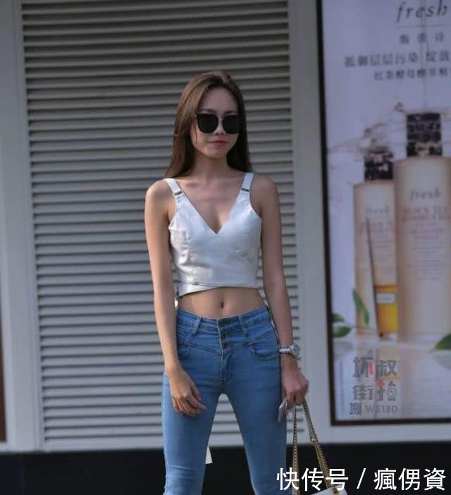 牛仔裤轻松调整线条比例，完美的身材真叫人羡慕