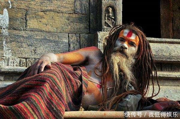 印度街头有很多“苦行僧”，中国游客前去拍照，导游不要靠近