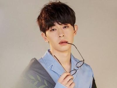 邓伦曝光童年照，打破整容谣言，网友：人家从小帅到大！