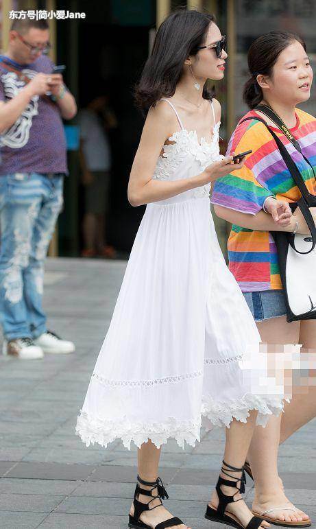 街拍：美女们穿性感长裙，藏不住的好身材，浓浓的成熟气息！