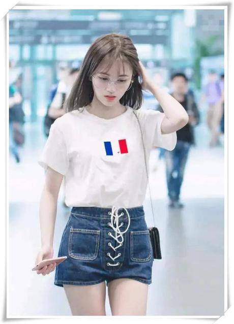 鞠婧祎终于不再当众提短裤，用两根绳把裤腰勒紧，网友：A4腰啊？