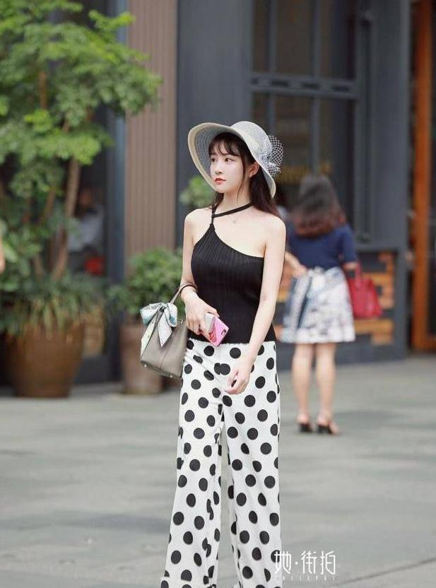 成都街拍，简简单单的搭配，清爽自然