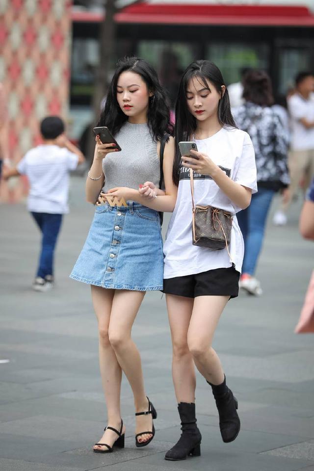 街拍: 爱逛街的闺蜜, 腿型都不错