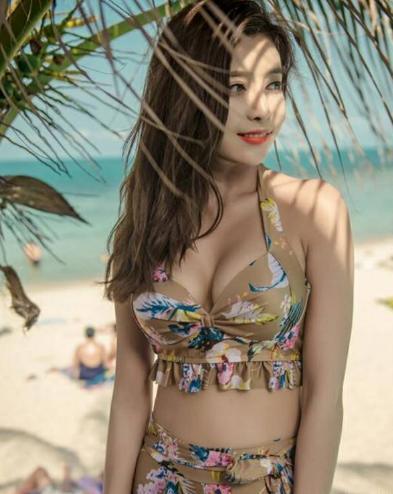 高挑的小姐姐身穿泳衣！展现出妩媚性感的身姿！