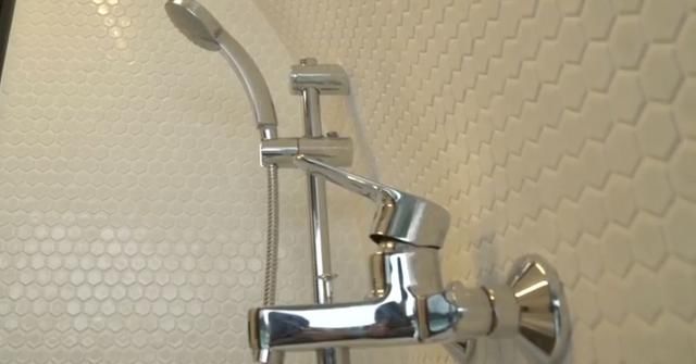 11平能住2人，香港继“棺材房”后又出“水管房”