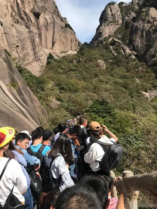 5天超15万人涌入黄山,游客堵在黄山“进退两难”,上不去下不来