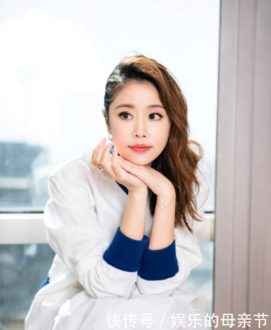 林心如的街拍look,洁白装扮彰显夏日清新之感