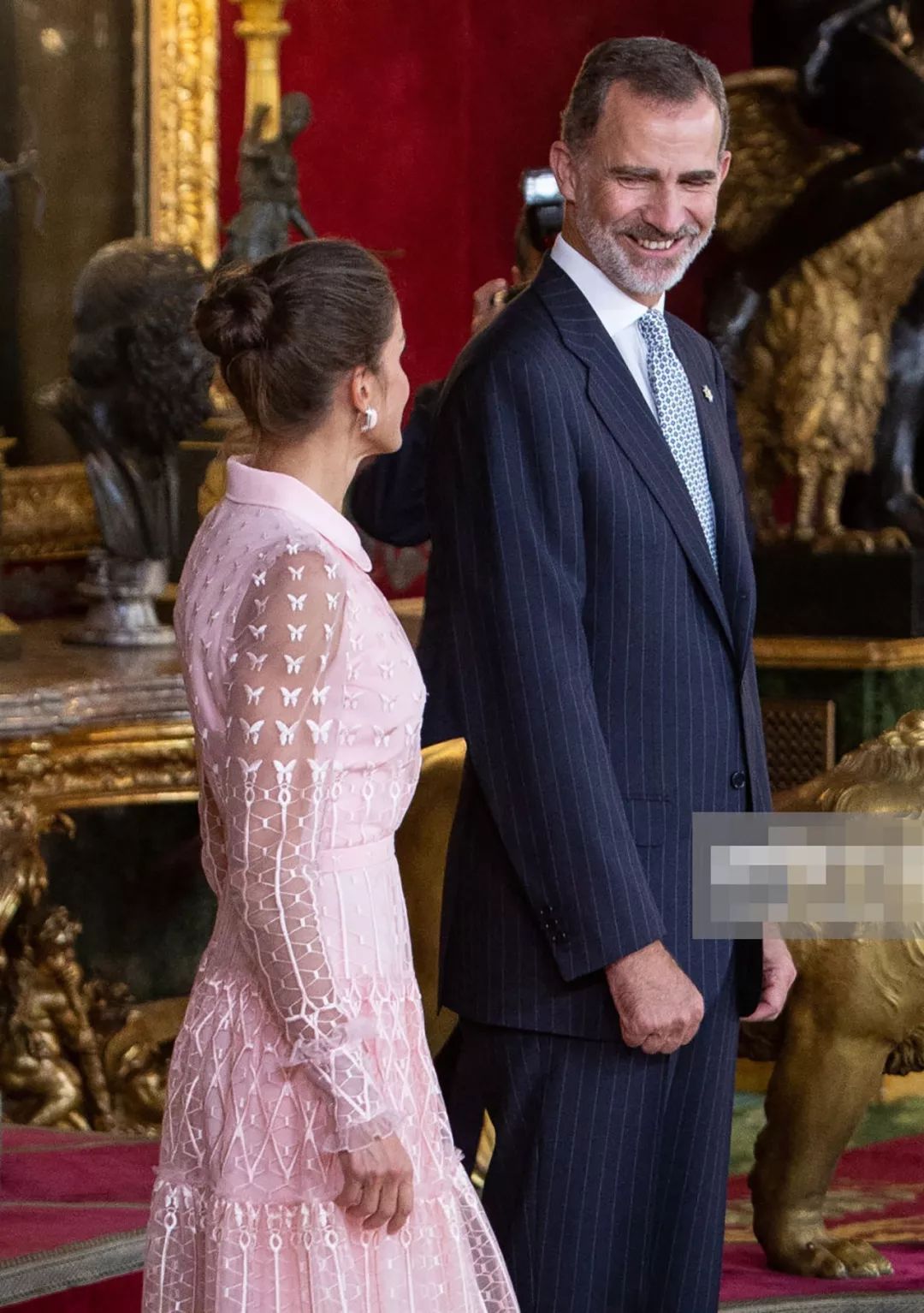 西班牙国王深情款款,低头看妻子爱如初恋,再看
