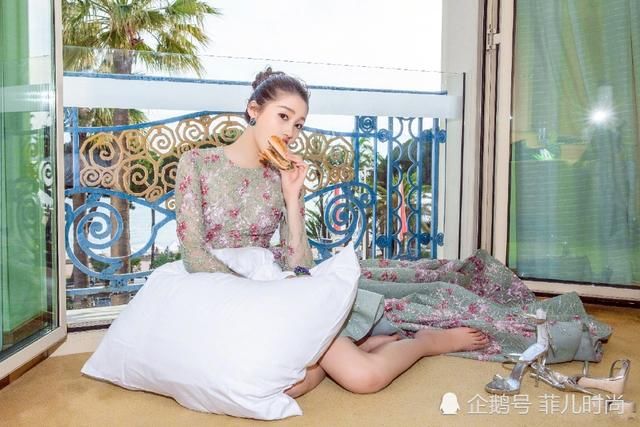 关晓彤厉害了！裙子刚穿出场就掉一半，网友：鹿晗看了该着急了！