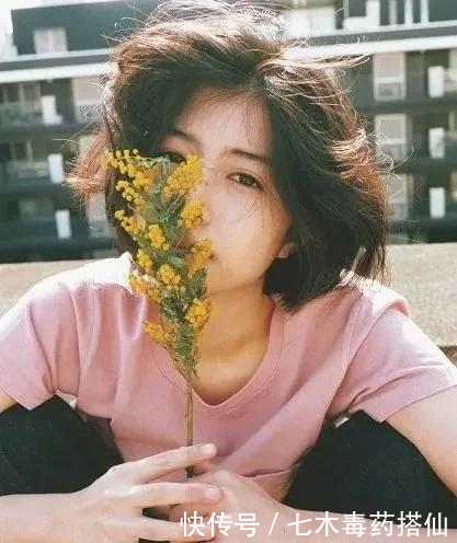 『经典蓝』今年春夏超流行的4组颜色搭配,穿对了巨显白巨显贵!