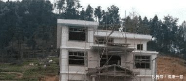 男子在依山傍水的地方盖别墅，村民羡慕，一场大雨把50万下没了