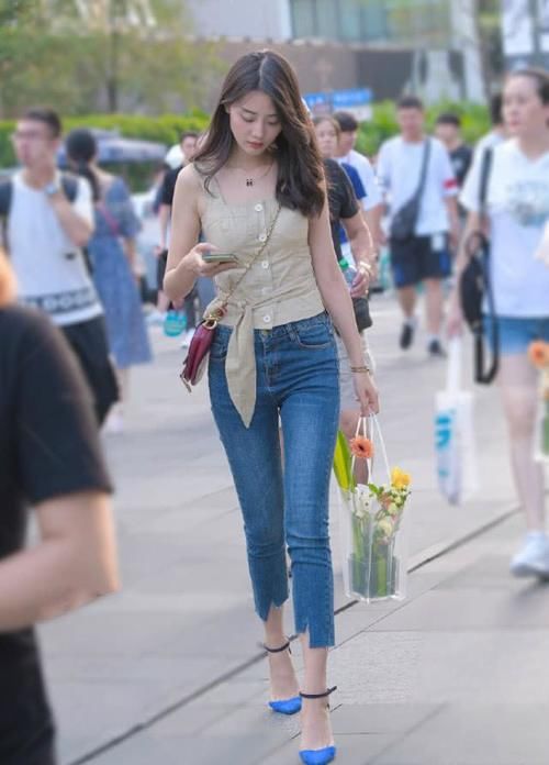  宛若：半披肩长卷发配蓝色修身牛仔裤搭蓝高跟 宛若精灵 魅力无限
