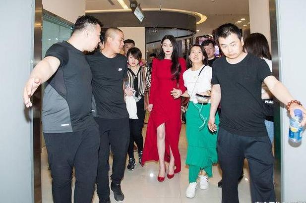 张馨予开衩红裙明艳动人，再看范冰冰，只想说一句：李晨好福气