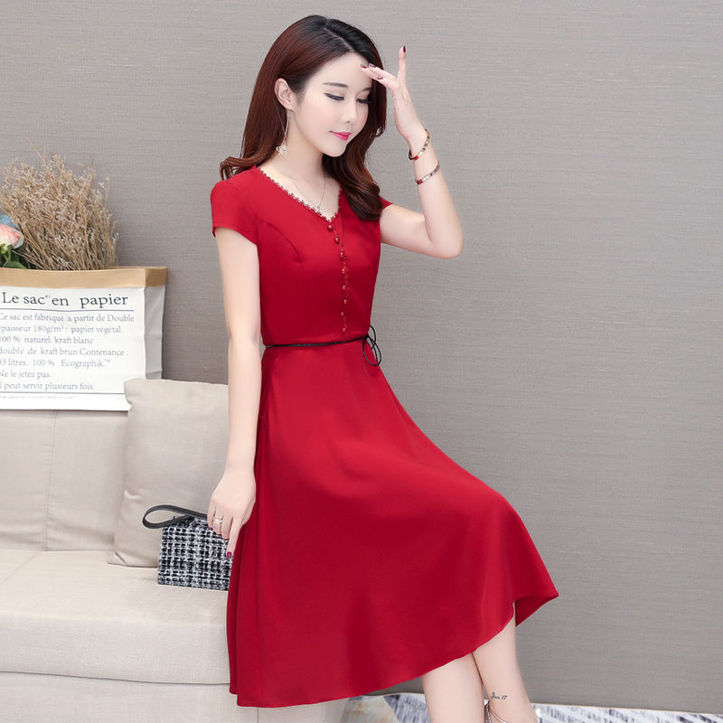 女人爱美不分年龄,中年女人穿这裙,高雅又洋气,特有女人味