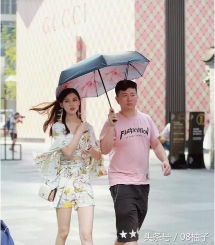 街拍：小姐姐粉嫩嫩的吊裙，腰部镂空设计清凉带点小性感！