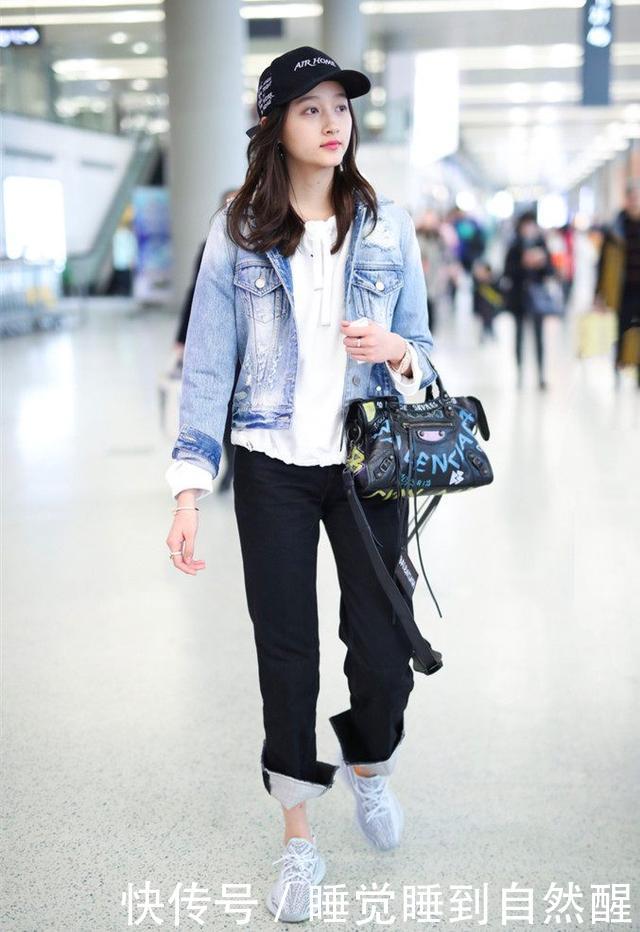 厉害了杨钰莹！撞衫关晓彤一点都没输，明明大27岁看着更像姐姐